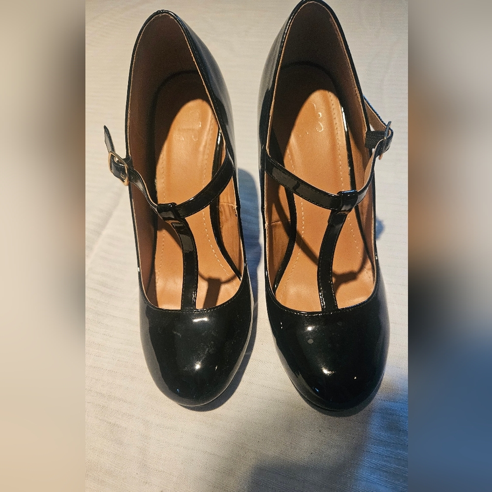 Elegant Black Women's T-Strap Mary Jane Pumps. 7.5